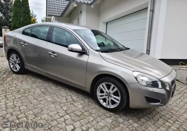 VOLVO S60 Momentum