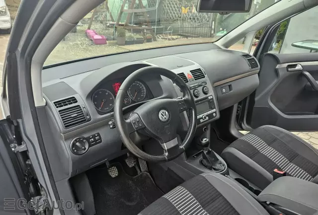 VOLKSWAGEN Touran 