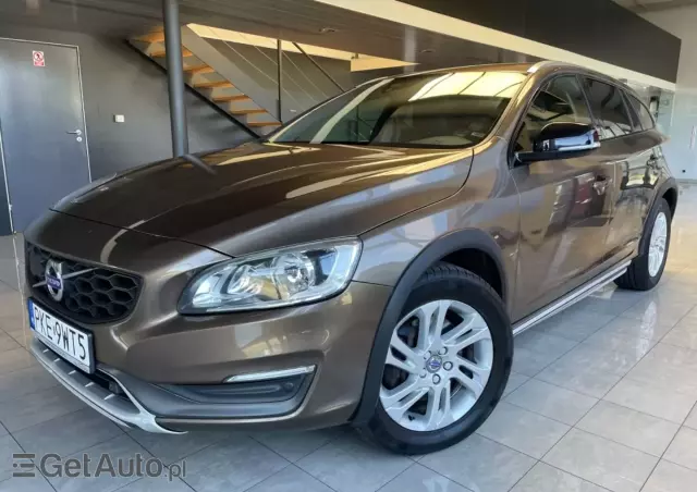 VOLVO V60 Cross Country Momentum