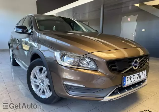 VOLVO V60 Cross Country Momentum