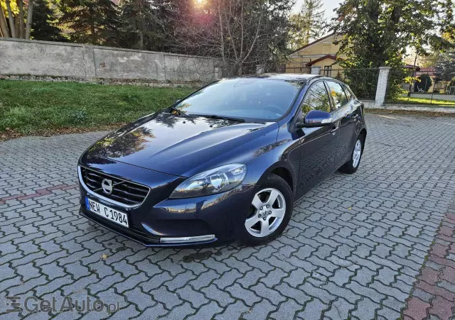 VOLVO V40 Kinetic