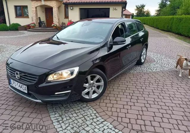 VOLVO V60 Momentum