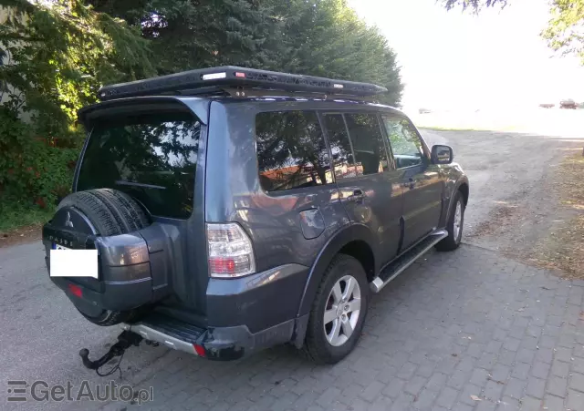 MITSUBISHI Pajero 