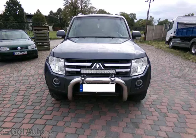 MITSUBISHI Pajero 