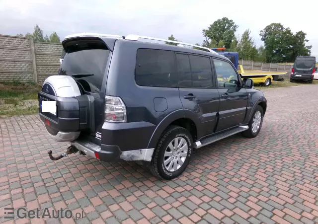 MITSUBISHI Pajero 