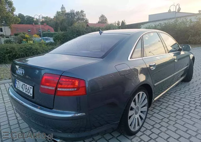 AUDI S8 