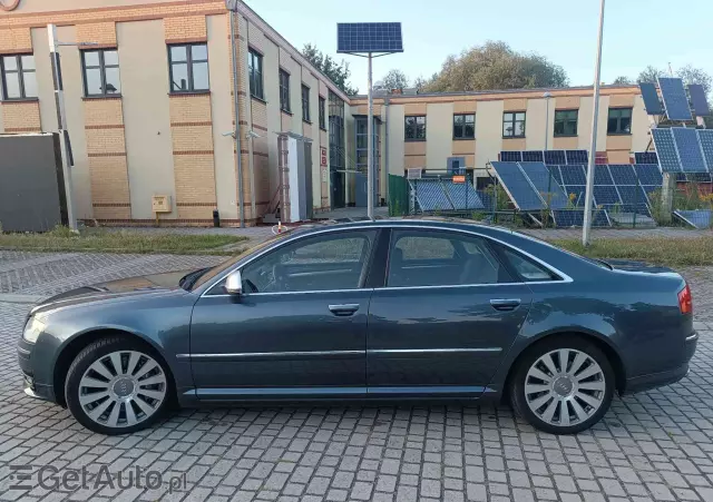 AUDI S8 