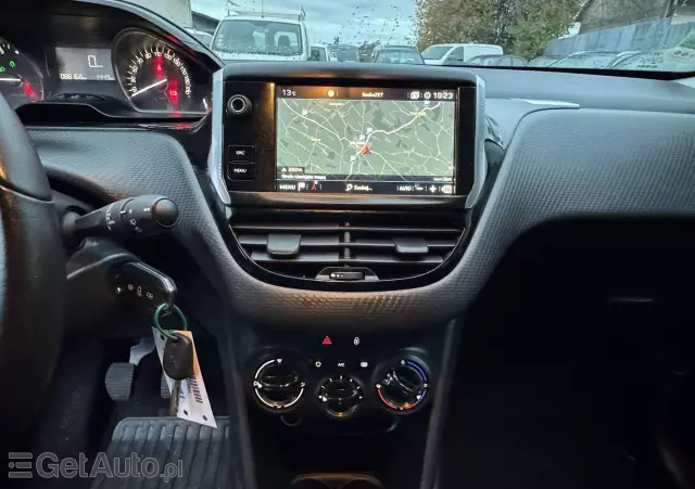 PEUGEOT 208 82 PureTech Style