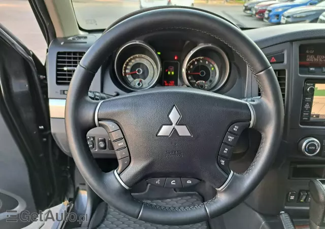 MITSUBISHI Pajero 