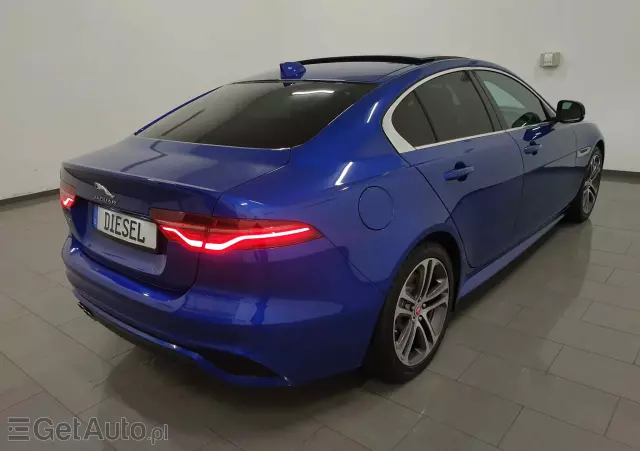 JAGUAR XE 2.0 D180 R-Dynamic SE