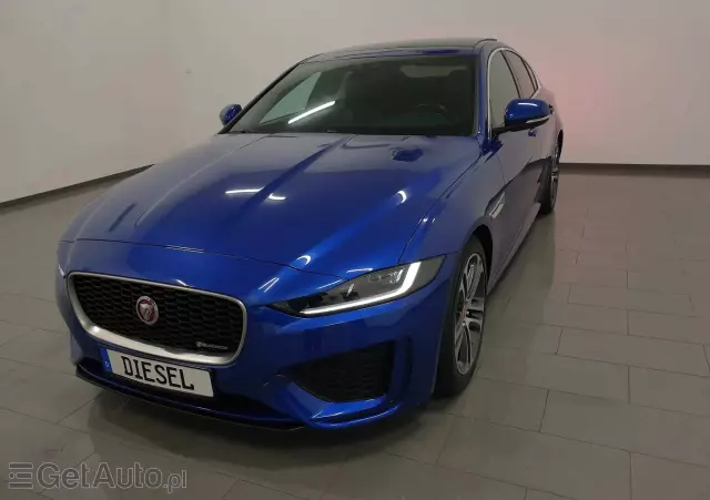 JAGUAR XE 2.0 D180 R-Dynamic SE