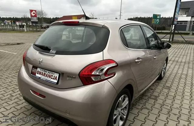 PEUGEOT 208 