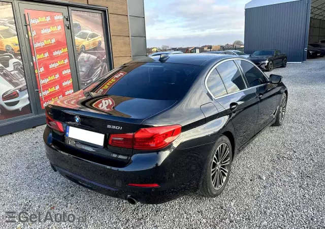 BMW Seria 5 528i xDrive Luxury Line