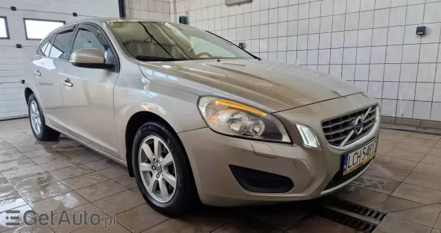 VOLVO V60 D5 AWD R-Design Momentum