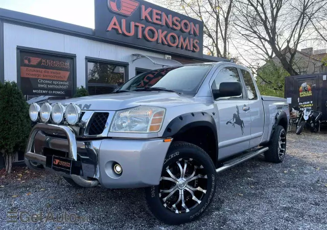 NISSAN Titan 