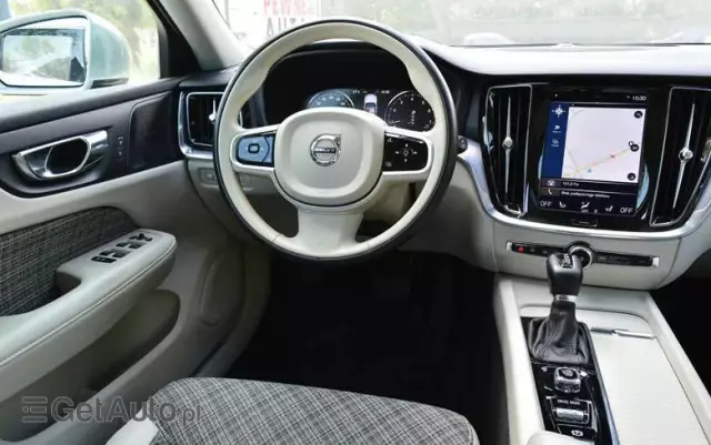 VOLVO V60 T5 Momentum