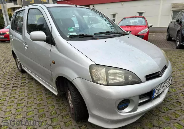 DAIHATSU YRV 