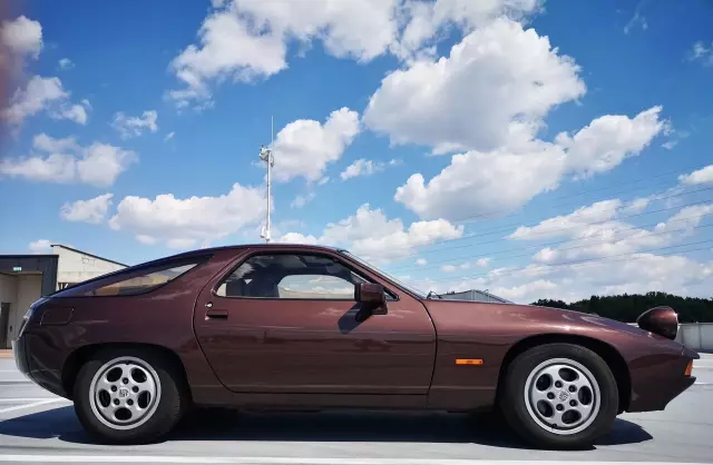 PORSCHE 928 