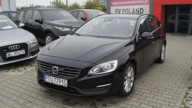 VOLVO V60 Momentum