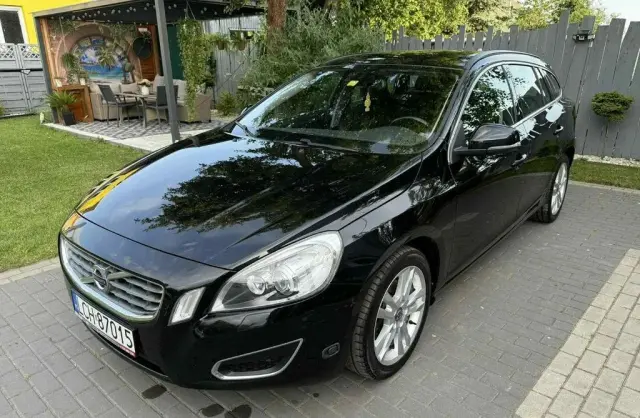 VOLVO V60 