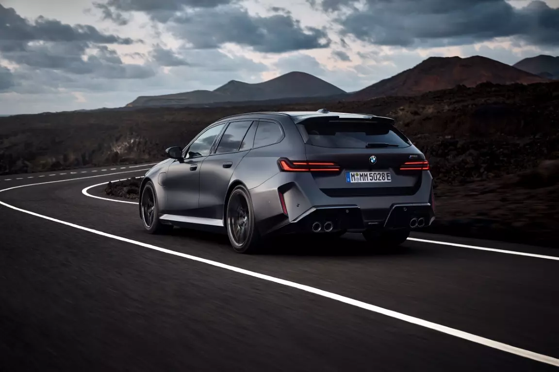 P90564513_highRes_the-all-new-bmw-m5-t (1) (1)