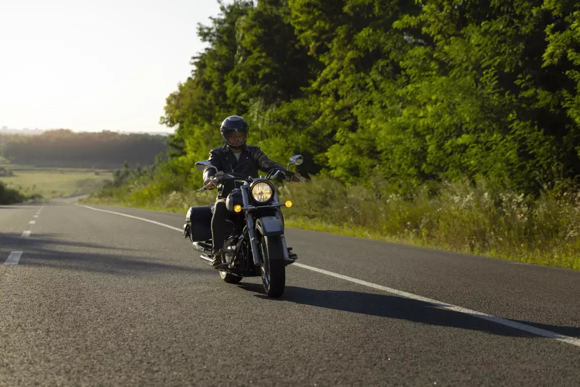 full-shot-man-riding-motorbike (1)