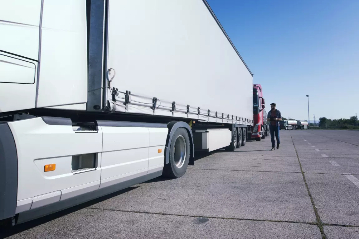 truck-driver-inspecting-truck-long-vehicle-before-driving (1)