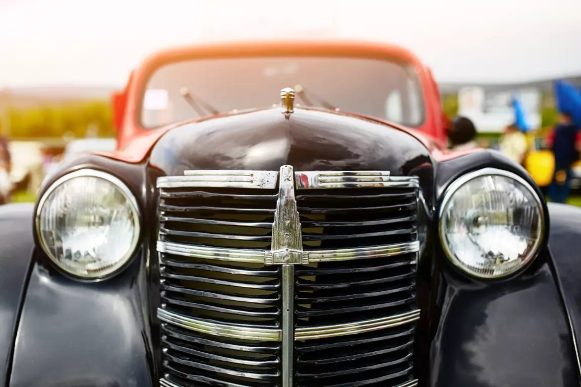 retro-car-parked-grass (1)