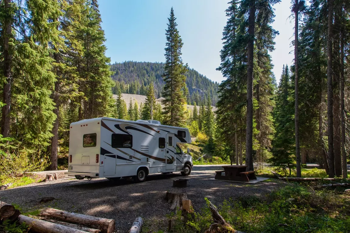 beautiful-campsite-mountains-with-rv-wooden-bench (1)